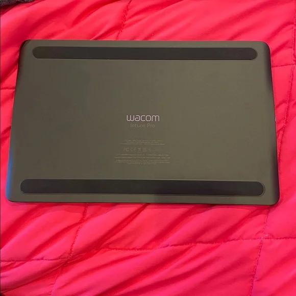 Wacom Intuos Pro Medium Drawing Tablet - Picture 2 of 5